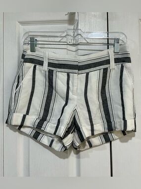 🤎 Express Women’s Gray and White Midi Low Rise Linen Lined Shorts - size 0